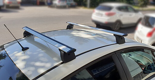 Поперечины за дверной проем установленные на автомобиль