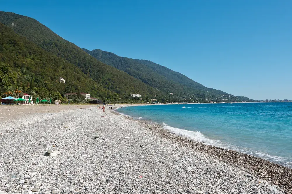 Чистое прозрачное море и пляж в Пицунде во время поездки в Абхазию на машине