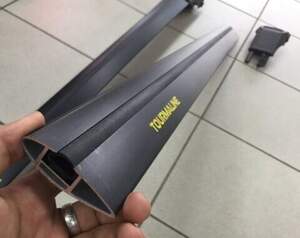 (b) Поперечины Tourmaline V2 на интегрированные рейлинги черные (b) Поперечины Tourmaline V2 на интегрированные рейлинги черные