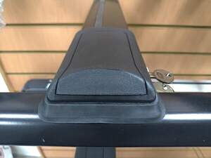 (c) Багажные поперечины SHARK длиной 113см на рейлинги, серебристые (c) Багажные поперечины SHARK длиной 113см на рейлинги, серебристые