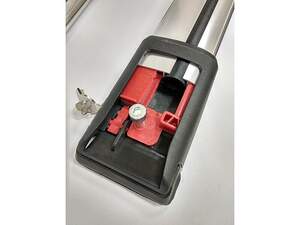 (c) Багажные поперечины SHARK длиной 113см на рейлинги, серебристые (c) Багажные поперечины SHARK длиной 113см на рейлинги, серебристые